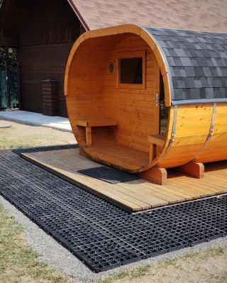 📷 Zpevněná plocha okolo stylového obytného sudu je tvořená zatravňovacími tvárnicemi itaStrong. Takto připravenou plochu...