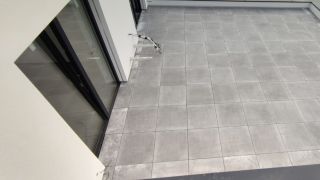 ❓ Plánujete stavět terasu? 🤗 Nechte se inspirovat .... 📷 Přinášíme Vám fotografie pokládky dlažby na terče při instalaci...