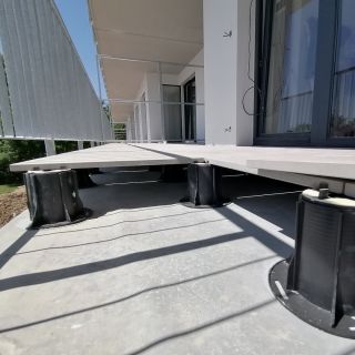 📷 Zdokumentovali jsme pro Vás průběh pokládky keramické dlažby na terče v bytovém domě. 👉 Pro další inspiraci pokračujte...