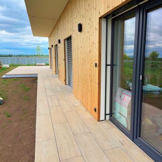 📷 Přinášíme Vám inspiraci v podobě fotografií terasy a přístupového chodníku na terčích New Maxi. 🏡Rozměrná terasa, která...