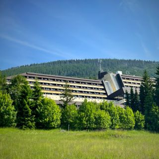 📷 Nafotili jsme pro Vás průběh rekonstrukce terasy horského hotelu. 🏢 Velká terasa bude sloužit hostům především k...