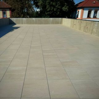 📷 Přinášíme Vám fotografie z realizace střešní terasy na stavitelné terče pod dlažbu. 🏁 Terasa je postavena na výškově...