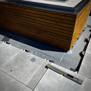 🔥📷 Nafotili jsme pro Vás další povedenou realizaci střešní terasy. Terasa horského hotelu v srdci Krkonoš🌲stojí na terčích...