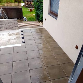 🔥📷 Nafotili jsme pro Vás rekonstrukci terasy s betonovou dlažbou na terčích. Terasa rodinného domu stojí na terčích New...